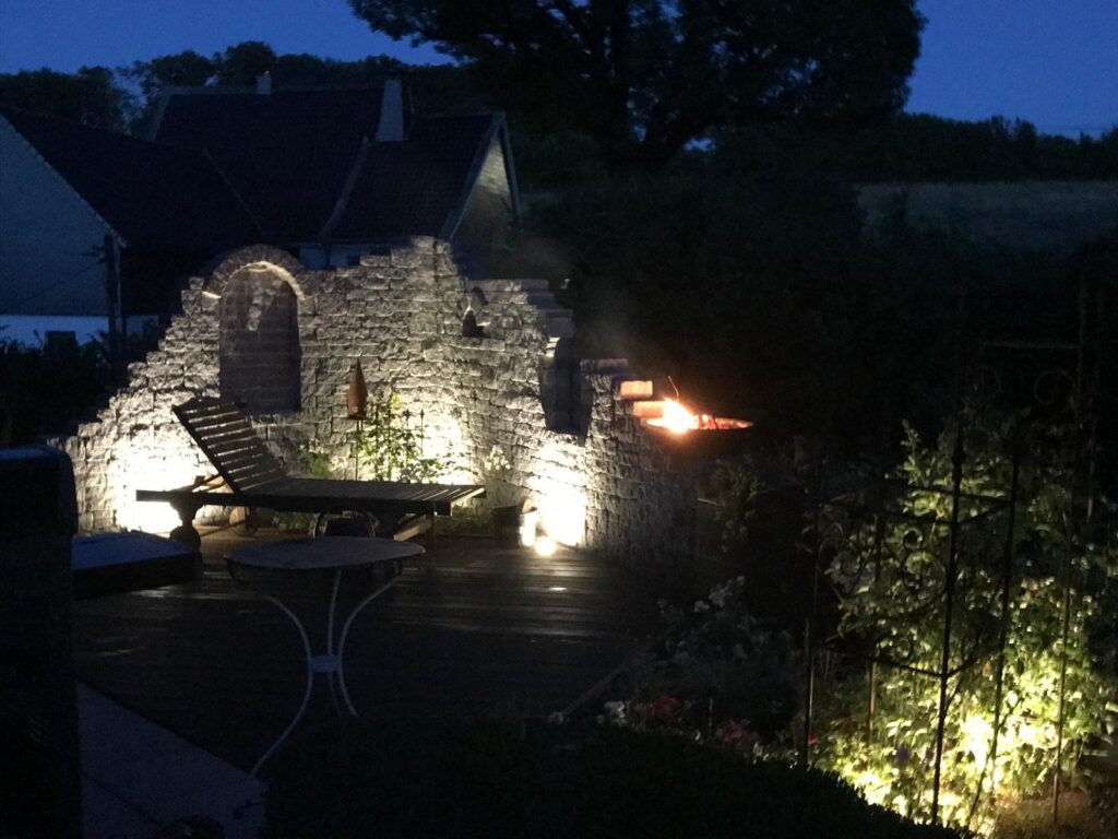 Stimmungsvolle Terrassenbeleuchtung mit Natursteinmauer – umgesetzt vom Meisterbetrieb Thorsten Dallmann im Bergischen Land