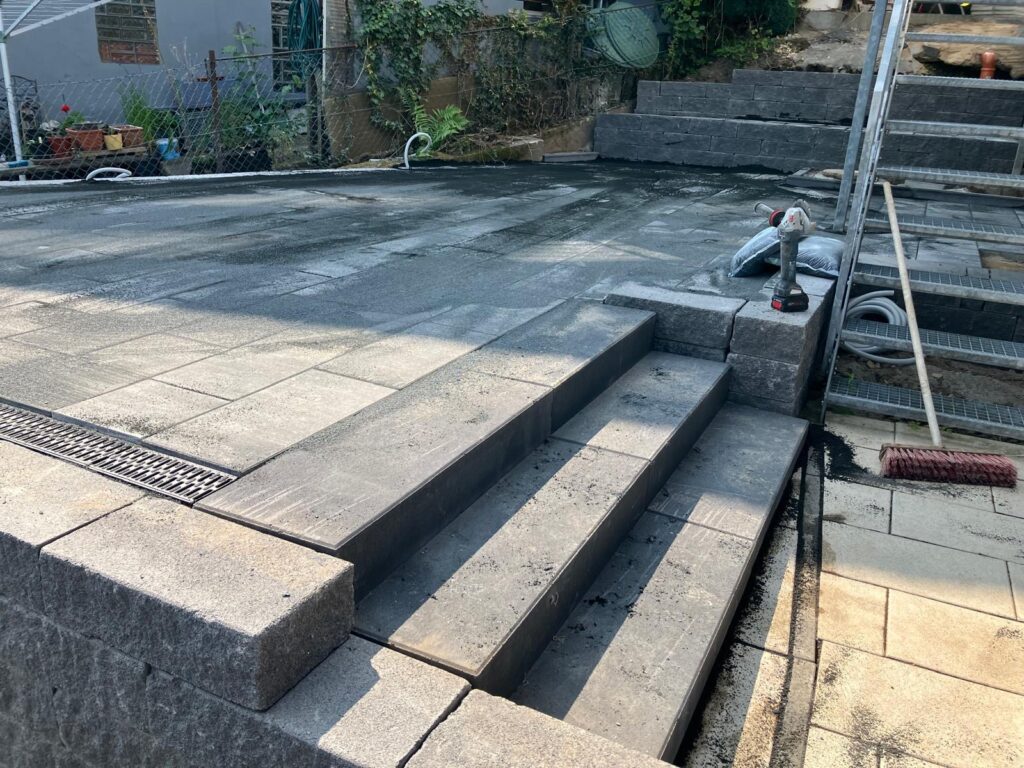 Moderne Steintreppe und Pflasterarbeiten im Bau – realisiert vom Meisterbetrieb Thorsten Dallmann im Bergischen Land